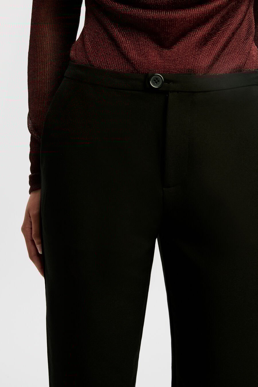 ELLERA CAPRI SHORT in colour BLACK