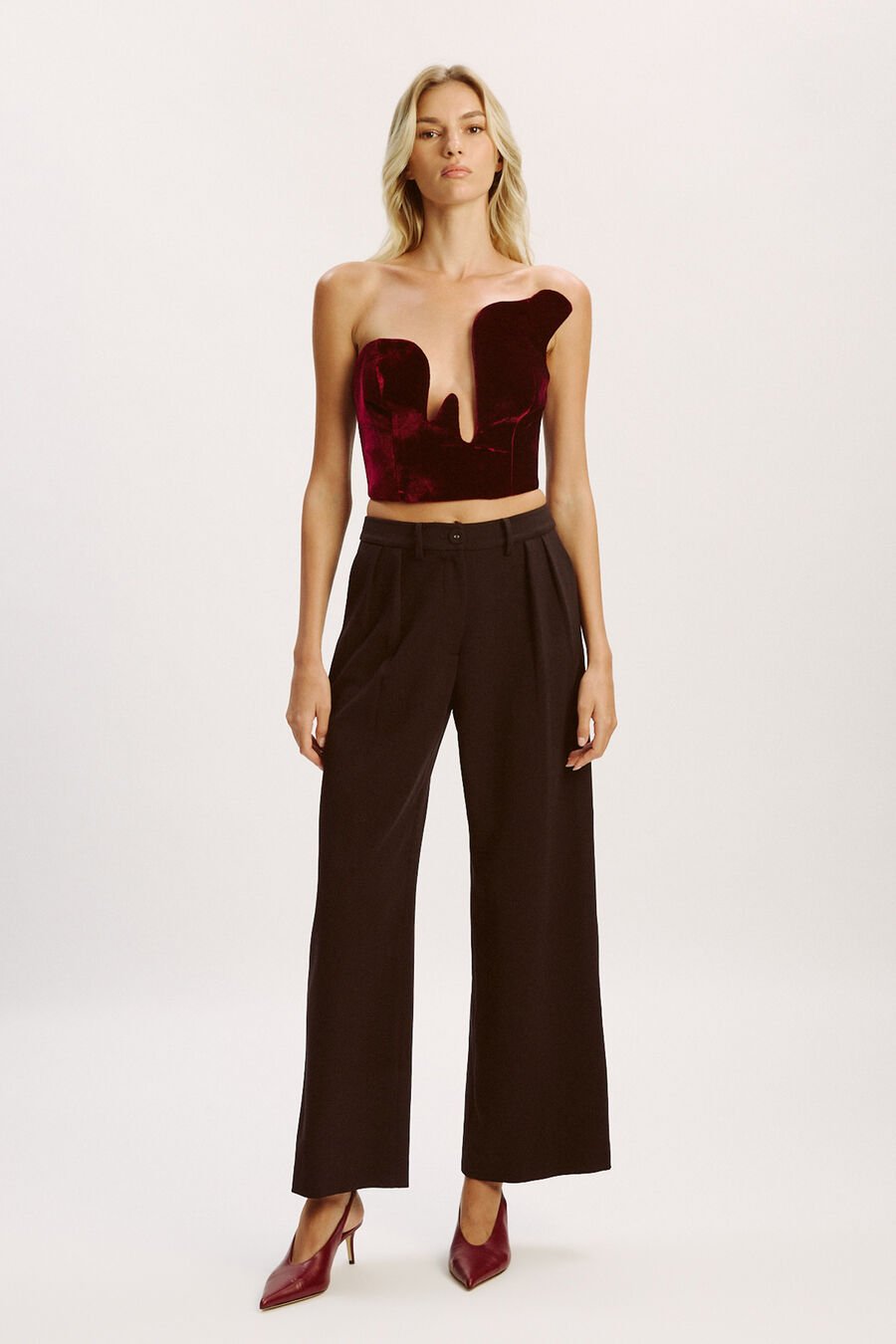 ROSALYN STRAPLESSVELOUR TOP in colour Burgundy