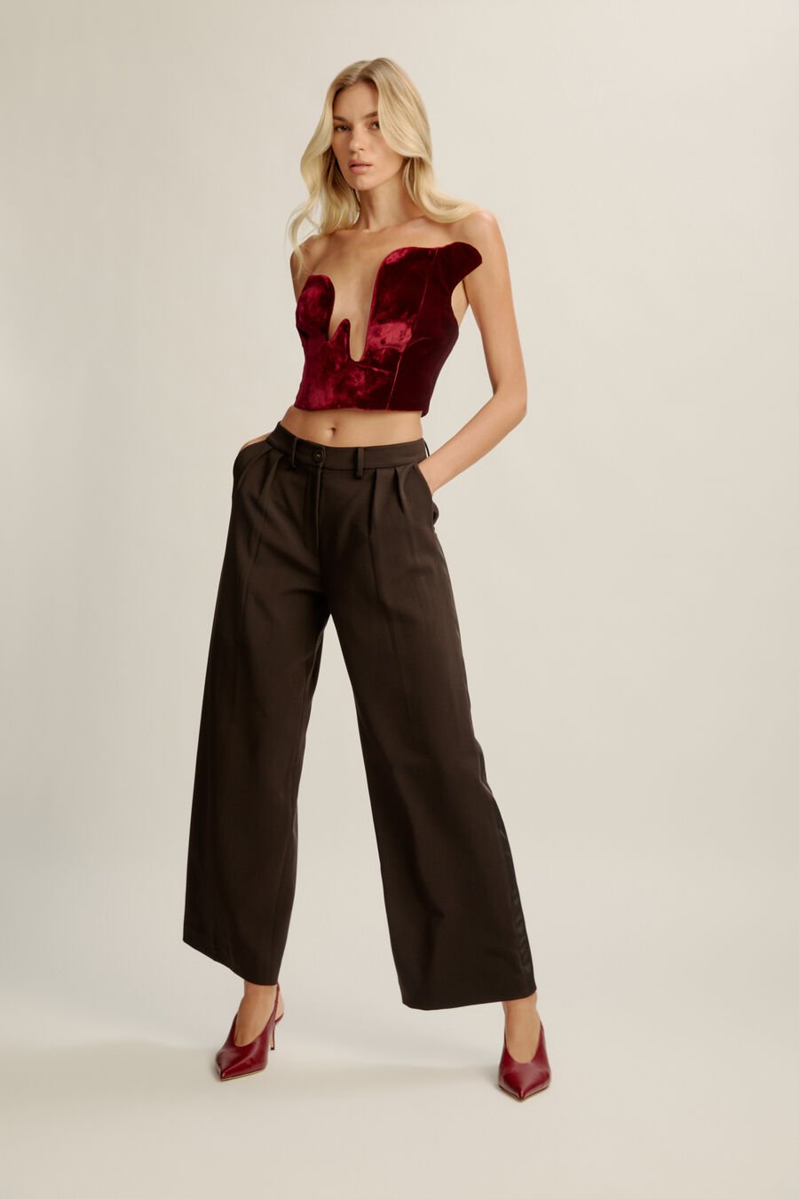 ROSALYN STRAPLESSVELOUR TOP in colour Burgundy