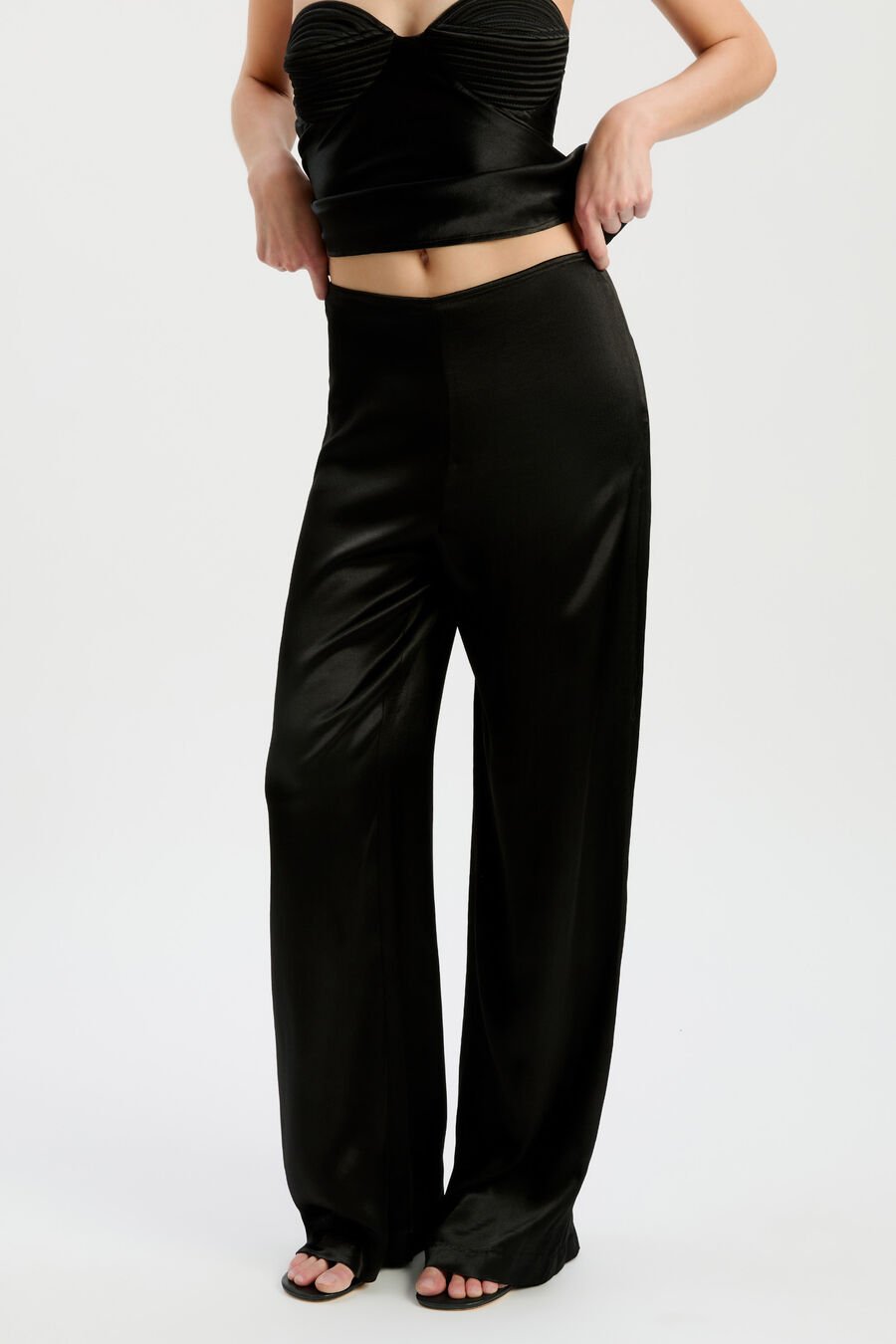 DEVIN MID RISE SATIN PANT in colour Black
