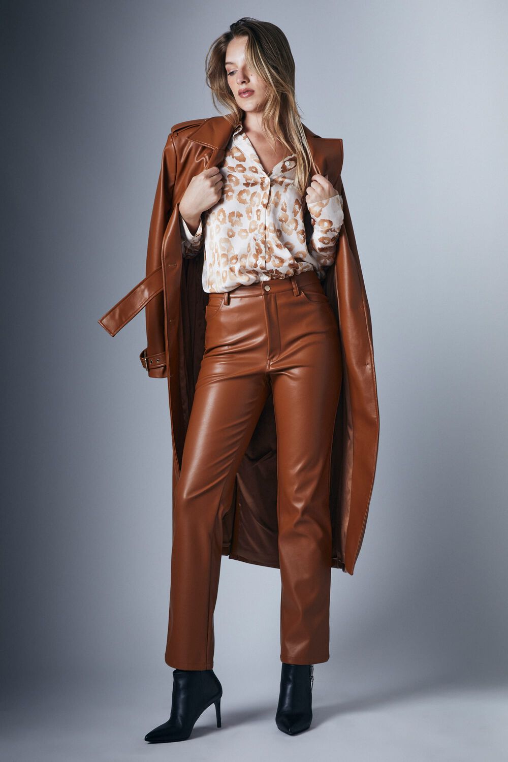 CLASSIC COLLAR SHIRT in colour LATTE