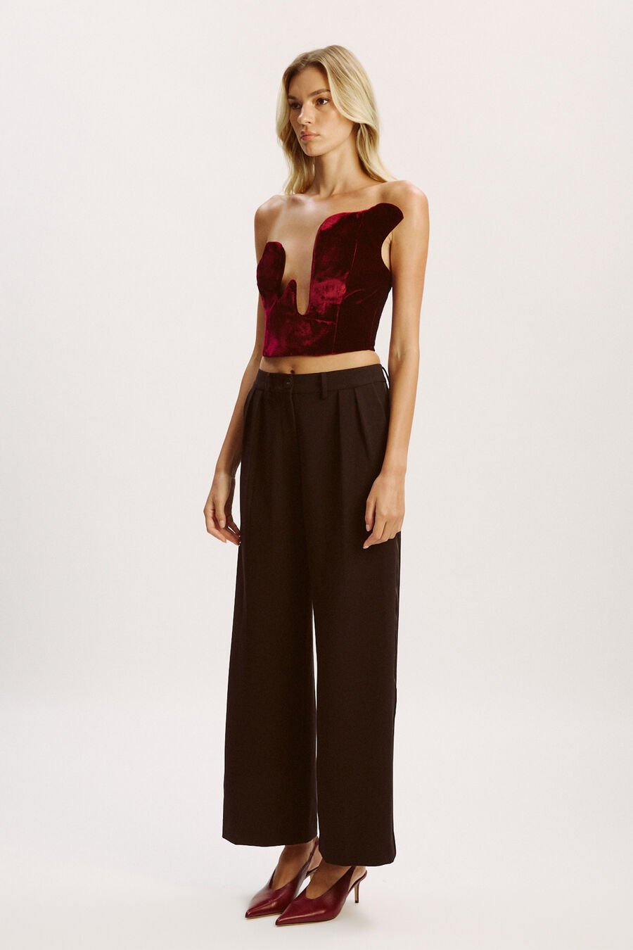 ROSALYN STRAPLESSVELOUR TOP in colour Burgundy
