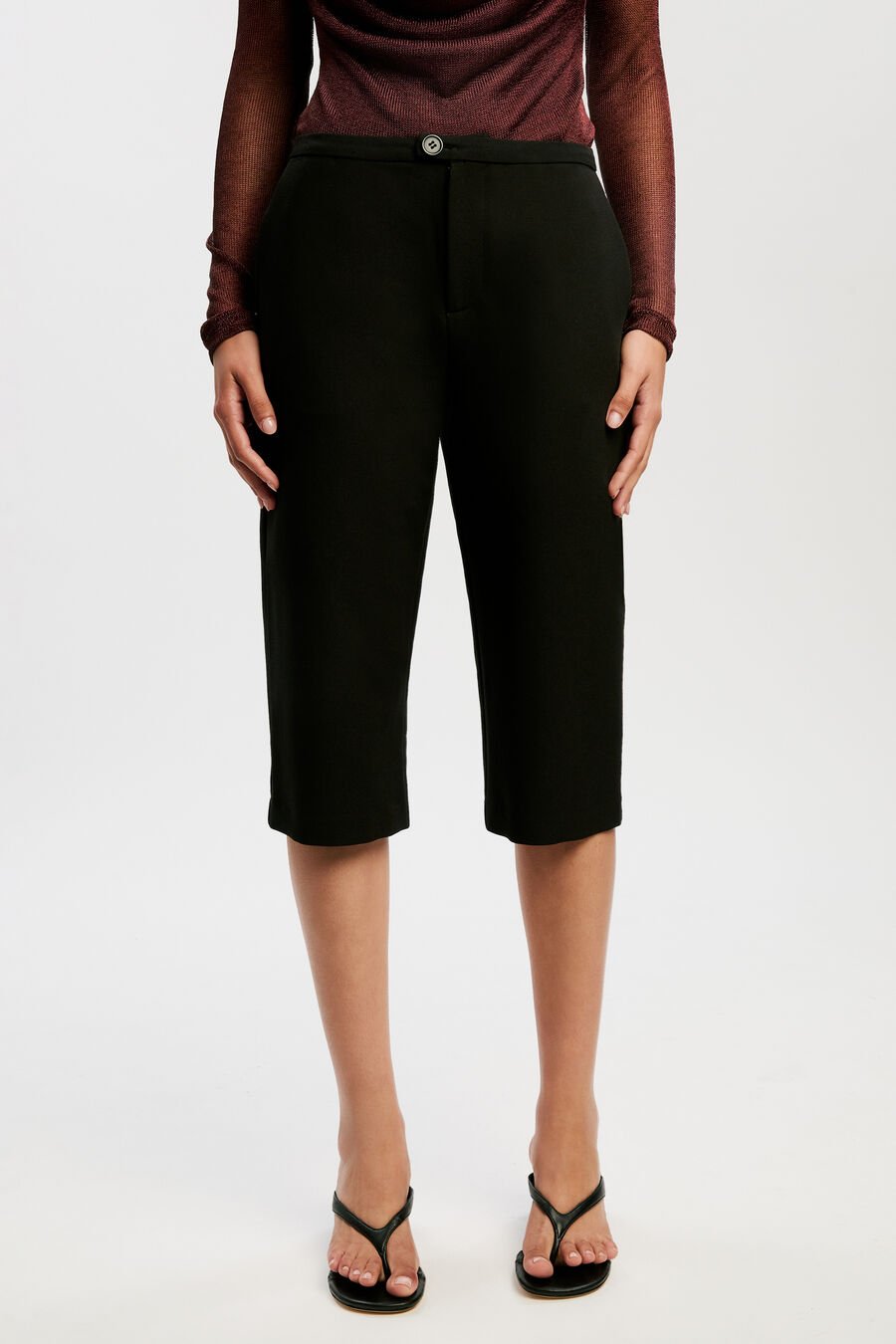 ELLERA CAPRI SHORT in colour BLACK