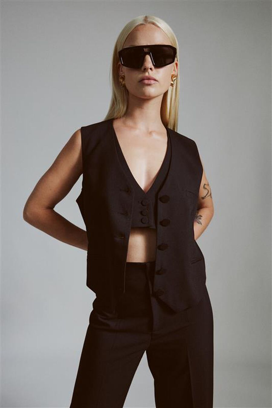 MARLA CROPPED VEST in colour BLACK