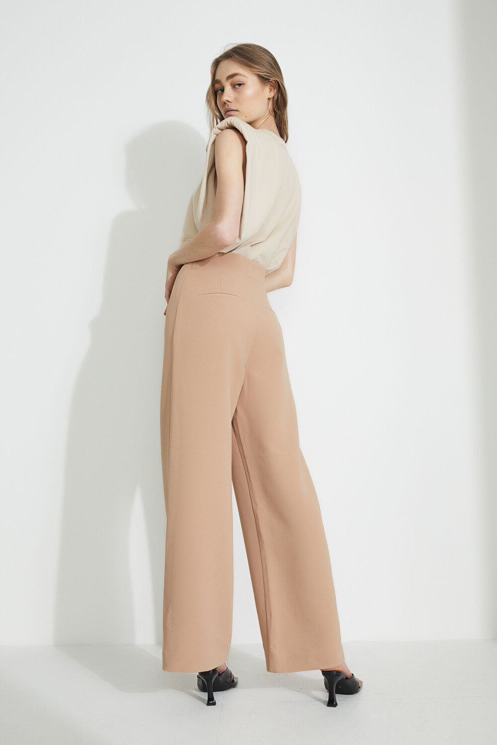 THE HIGH WAIST PANT in colour TAPIOCA