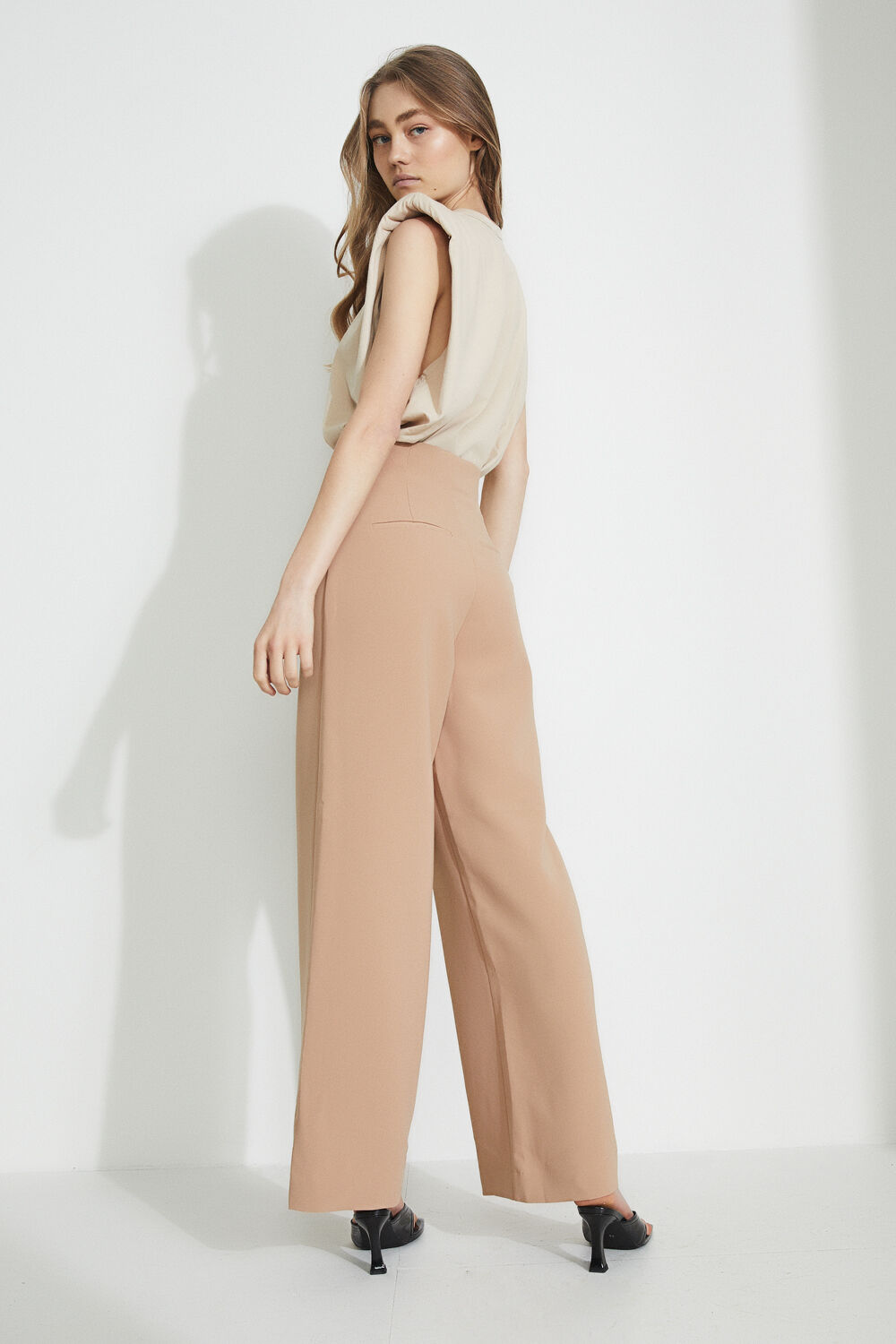 THE HIGH WAIST PANT in colour TAPIOCA