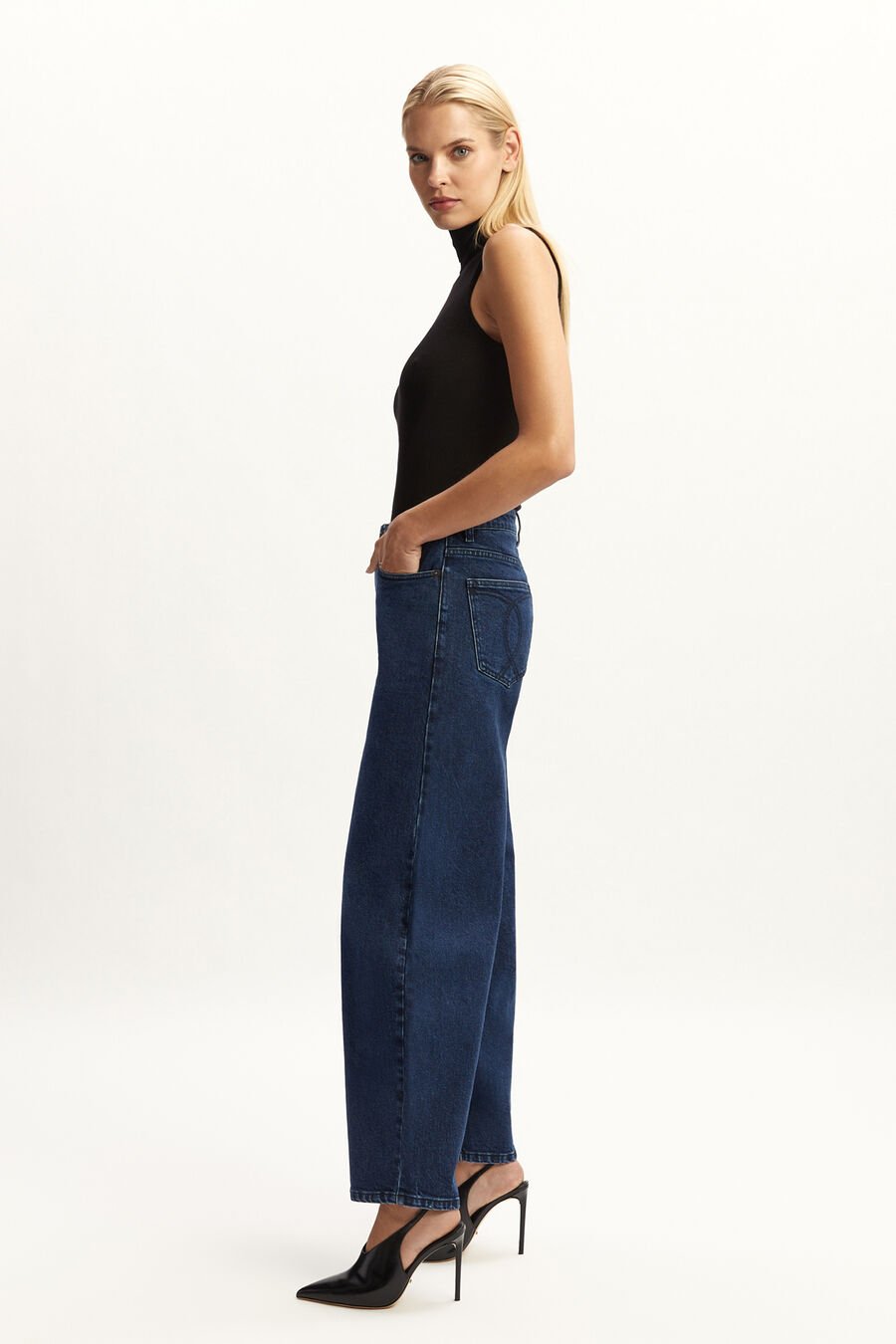 DELPHINA BARREL LEG JEAN in colour DARK DENIM