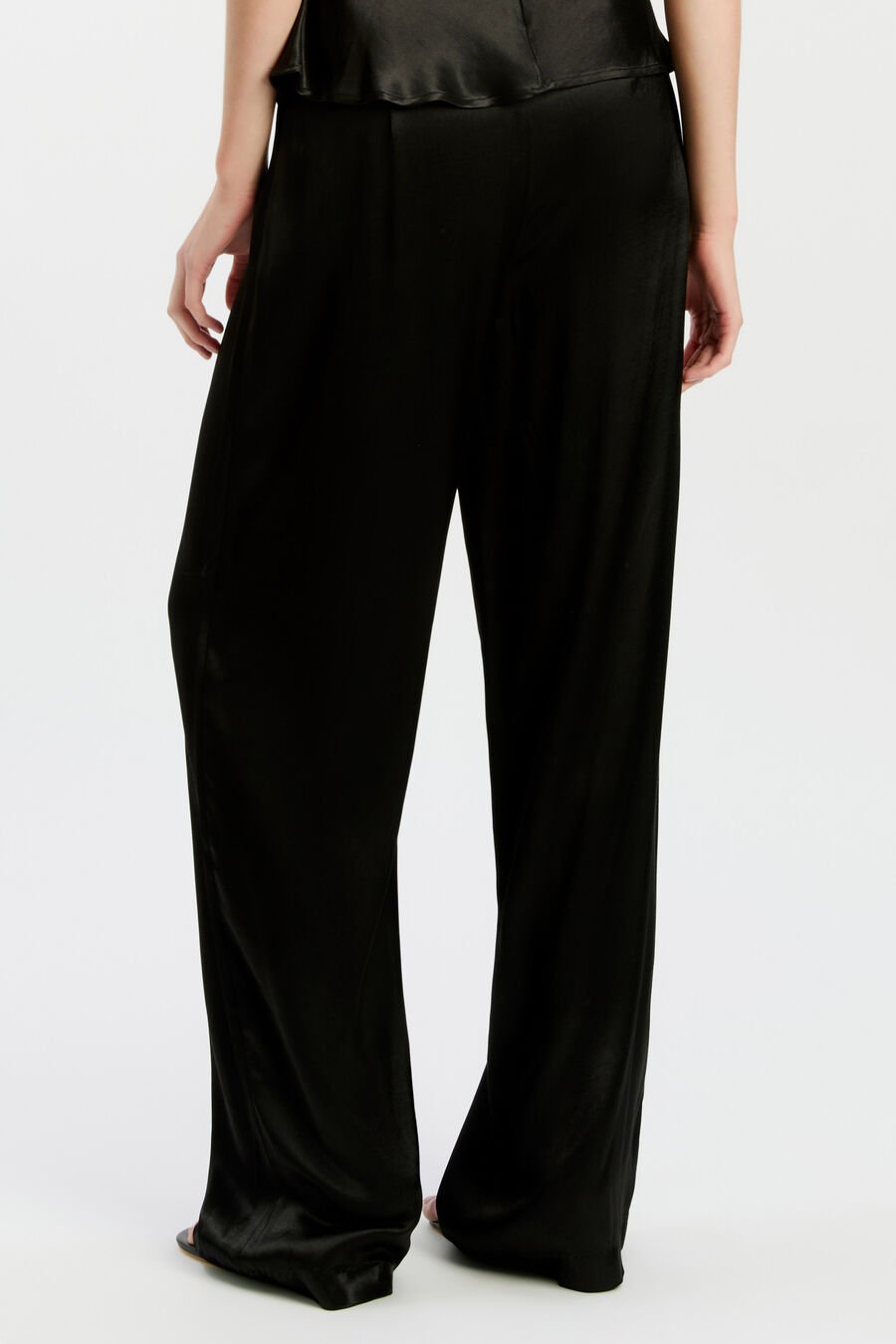 DEVIN MID RISE SATIN PANT in colour Black