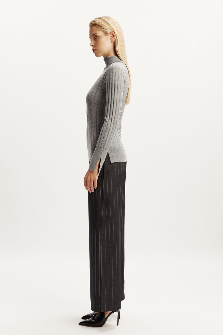 TARSHEE TURTLE NECK KNIT TOP in colour DOVE GREY