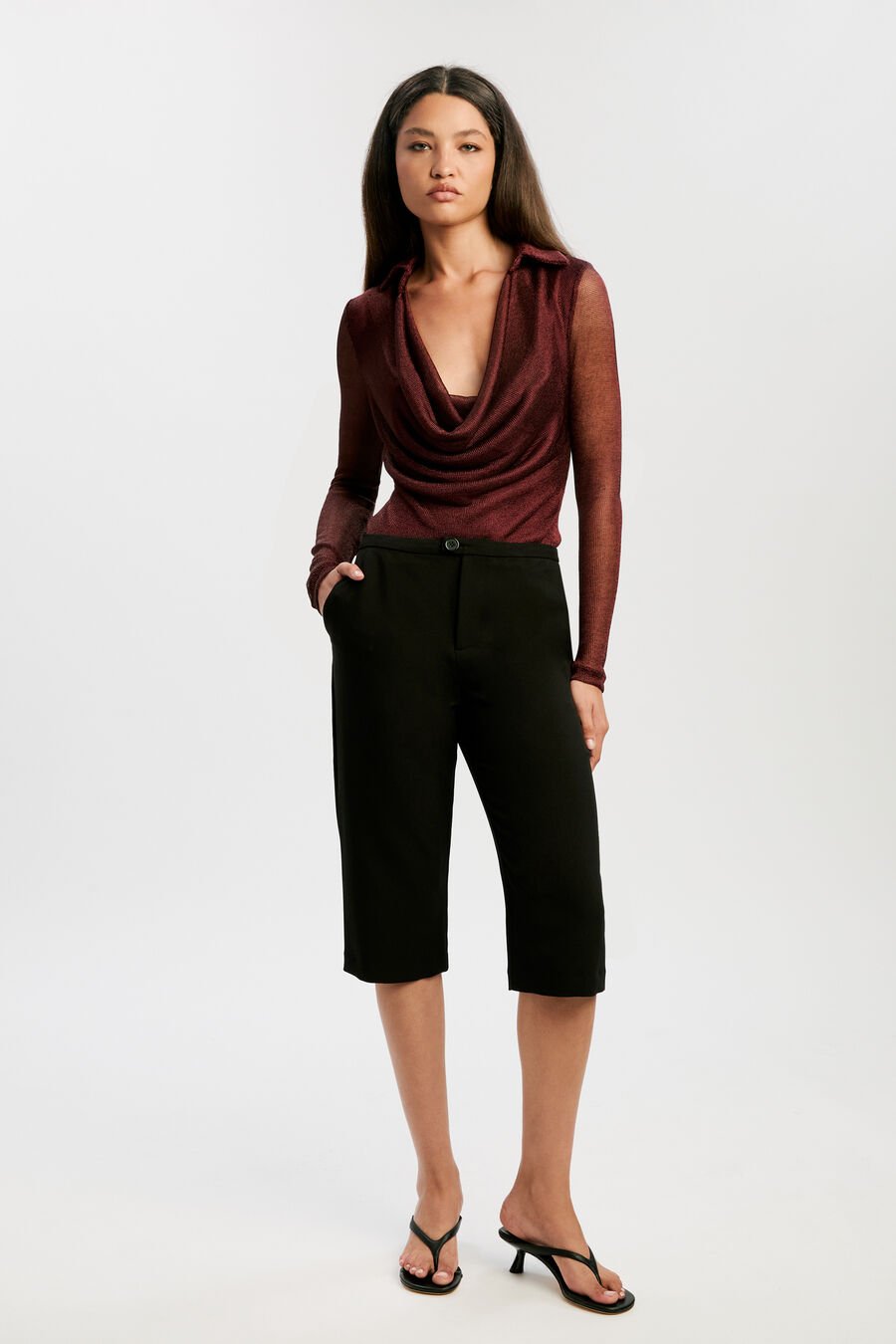 ELLERA CAPRI SHORT in colour BLACK