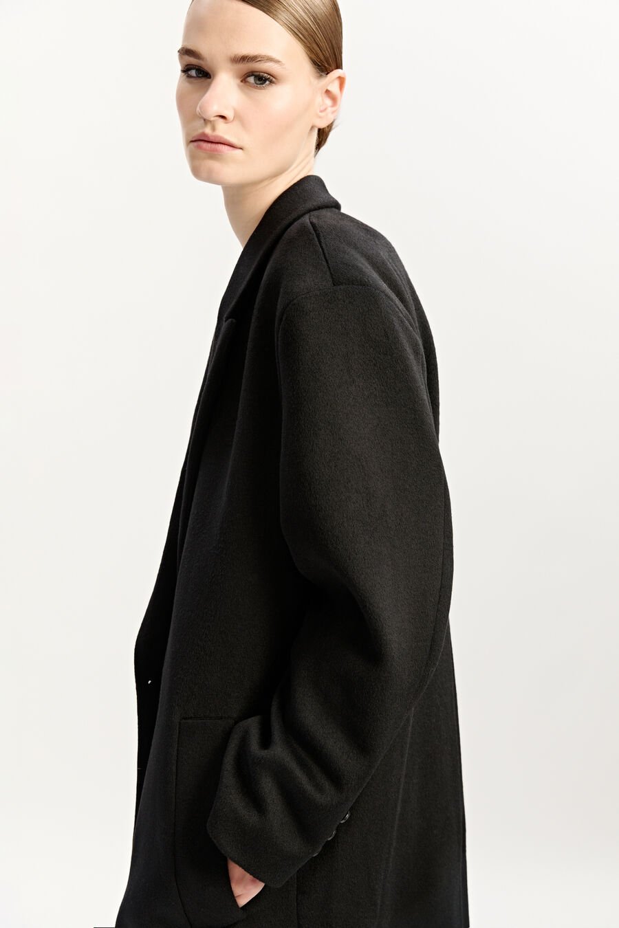 CLASSIC OVERSIZED COAT in colour BLACK