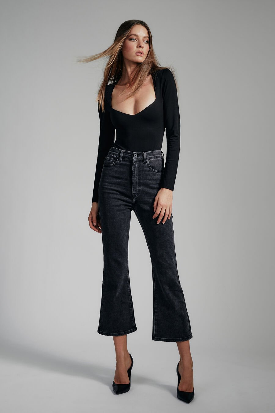 HEIDI FLARED CROPPED LEG in colour Washed Black