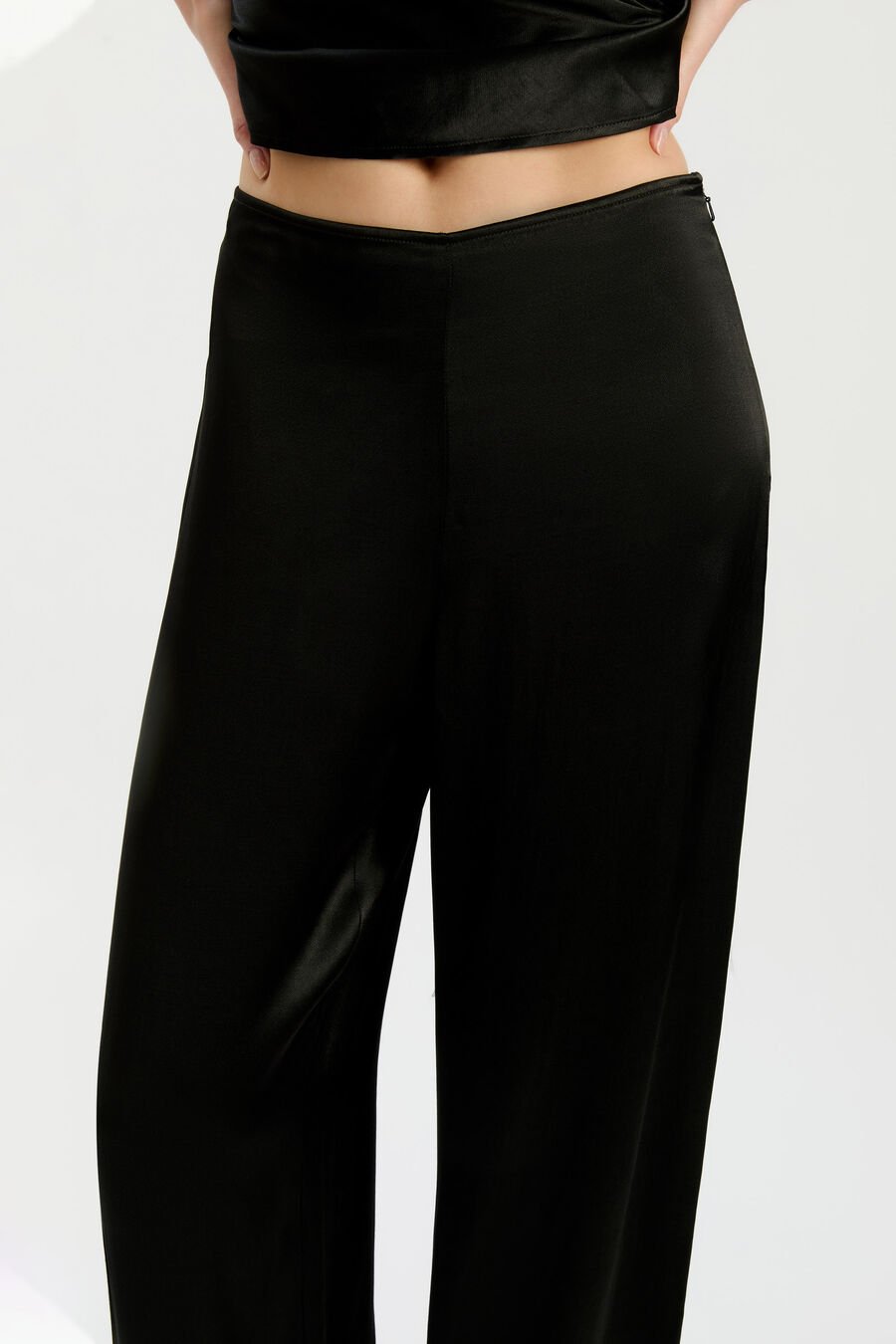 DEVIN MID RISE SATIN PANT in colour Black